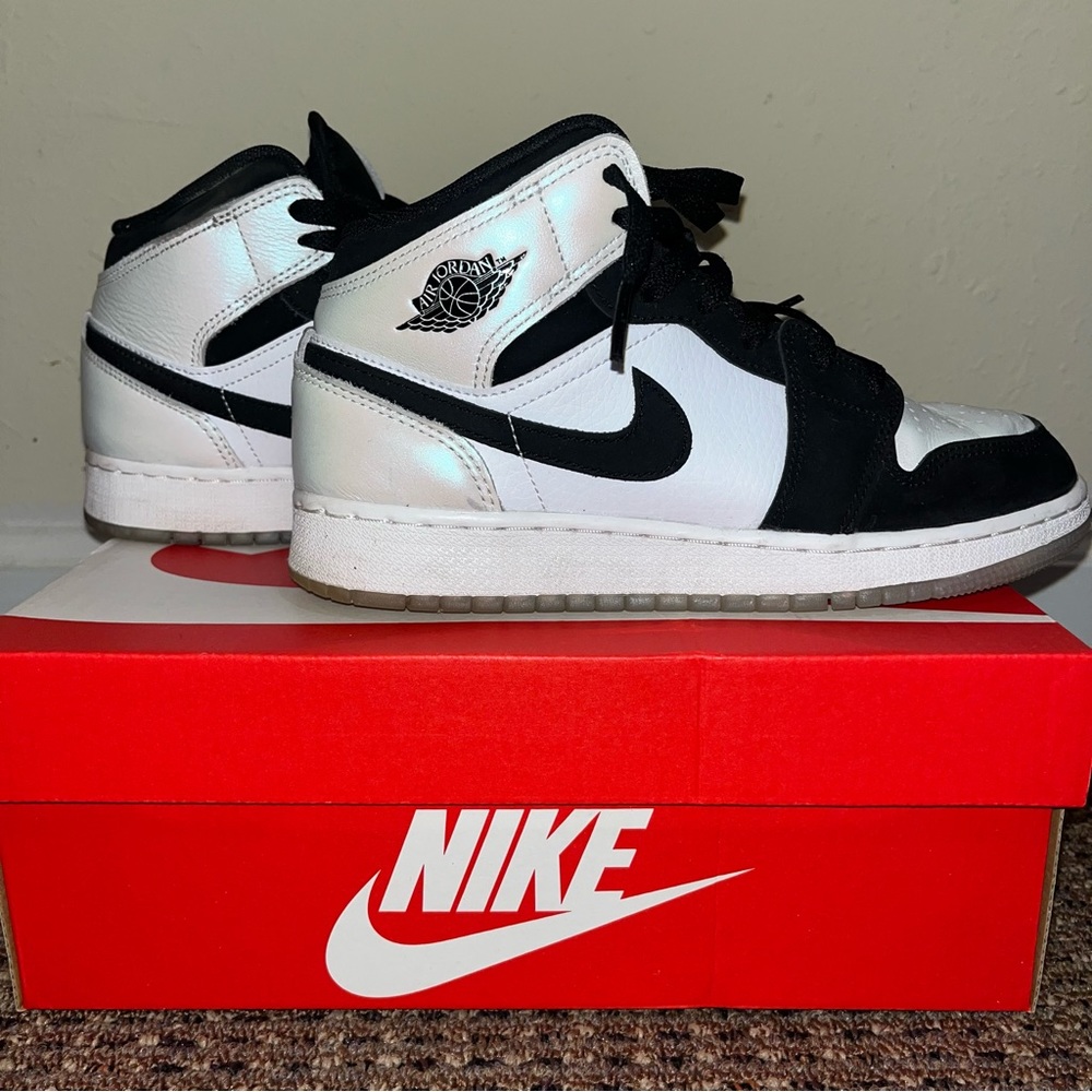 Air Jordan 1 Mid SE ‘Diamond’- Women’s- 6.5- 5Y- Black and White